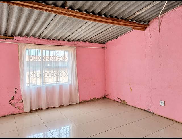 2 BEDROOM HOUSE FOR SALE IN SEBOKENG ZONE 12